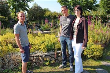 Das Traumhochzeitspaar Marren Trifuß und Jens Fälker waren im Steincenter in Wessum. Mitarbeiter Michael Gesing (l.) hat sie beraten.