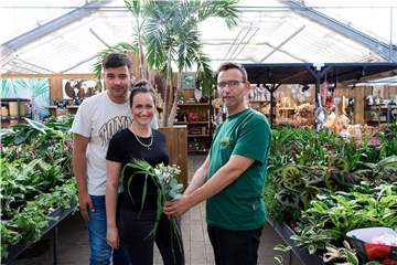 Das Traumpaar lässt sich von Udo Nowak von der Florawelt beraten.