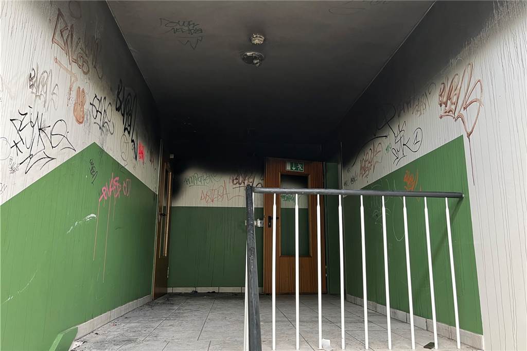 Brände, Drogen, Prostitution: „Das ist kein normales Haus“ Das Treppenhaus im Dachgeschoss. Links und rechts gehen die Flure zu den Appartements ab.