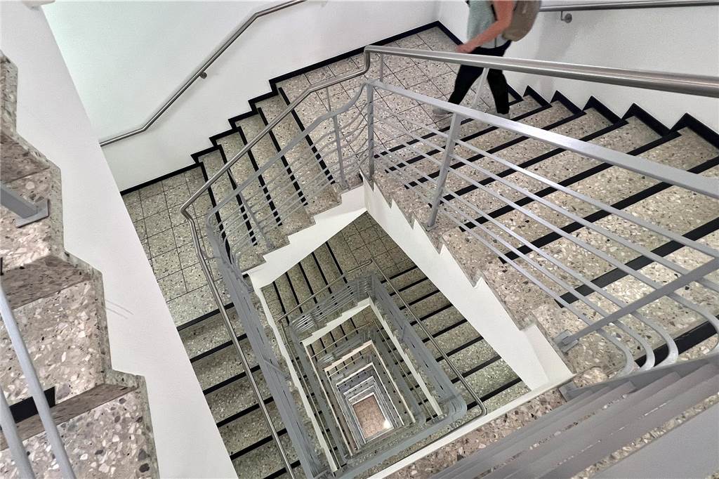 Kreishaus lässt Besucher nicht mehr allein in Aufzug und Treppenhaus Treppenhaus im Kreishaus Unna