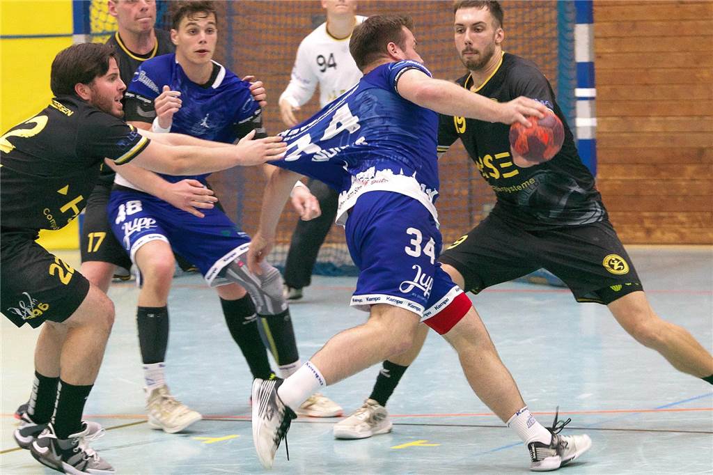 Das Trikot hält dem Härtetest stand: Mika Knöner kam direkt von der Arbeit zum Spiel, verpasste aber noch die ersten Minuten.