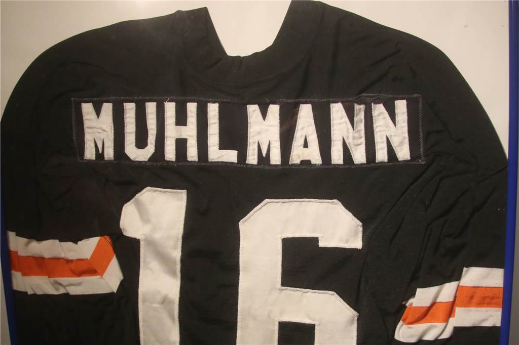 Der erste deutsche NFL-Star: Die Geschichte von Horst Mühlmann Das Trikot hat Oliver Mühlmann gerahmt.