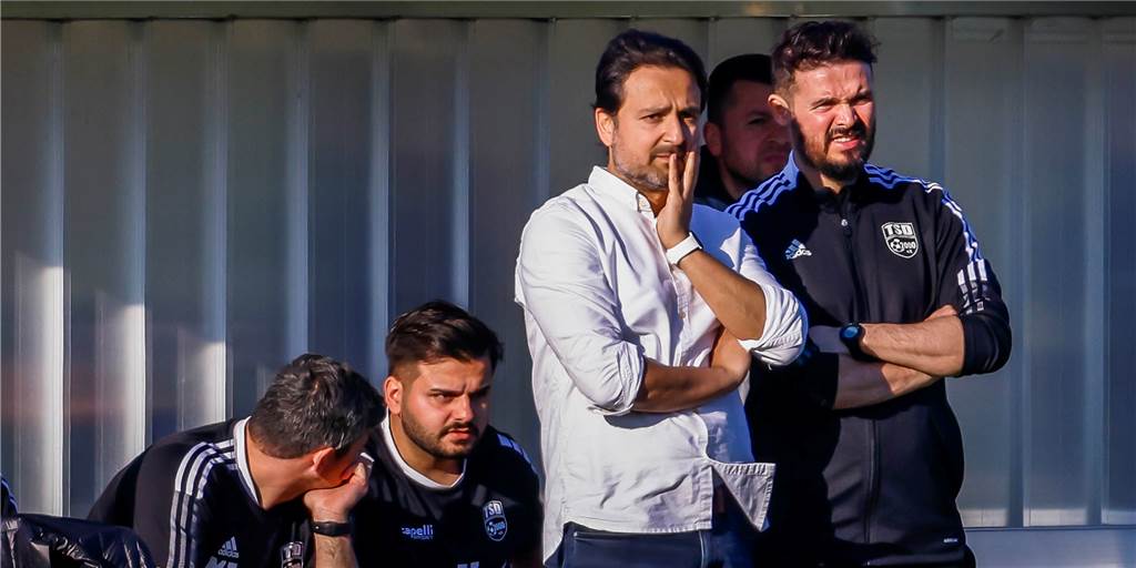 Türkspor-Teammanager Aksoy kritisiert öffentlich eigenes Trainerteam - Coach Özkara reagiert Das TSD-Trainerteam um Orhan Özkara (weißes Hemd) kassierte aus den eigenen Reihen Kritik.