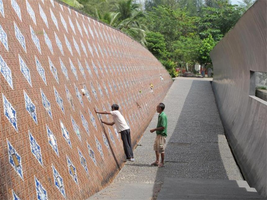 Zehntausende gedenken der Opfer des verheerenden Tsunamis Das Tsunamidenkmal nördlich von Ban Nam Khem in Südthailand: Angehörige haben dort Kacheln im Gedenken an ihre Lieben angebracht. Foto: Christiane Oelrich