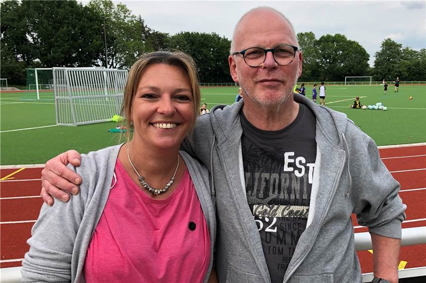 TuRa Asseln sagt „Legendenturnier“ ab Das Turnier der Legenden wollen Antje Haubold und Volker "Enno" Gruß (r.) zusammen mit Mitorganisator Waldemar Sembok im nächsten Jahr nachholen.