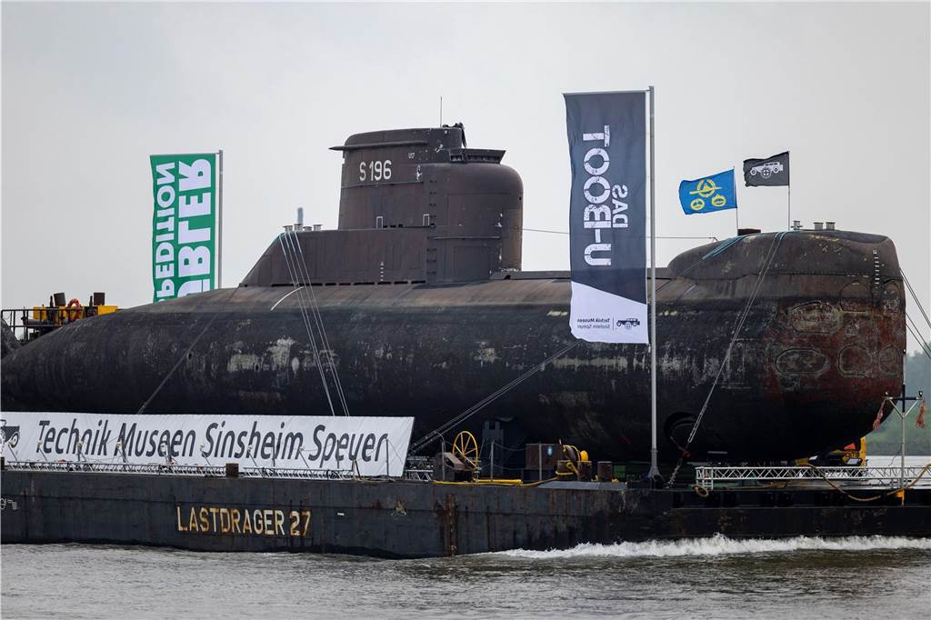 U-Boot auf dem Rhein erreicht NRW : Erster Halt in Duisburg Das U-Boot auf einem Schwimmponton passiert auf dem Rhein mehrere Städte.