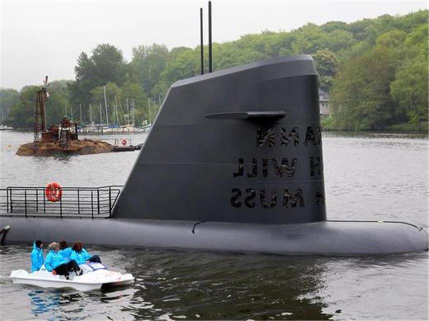 «Ruhr-Atoll» auf dem Baldeneysee Das «U-Boot» und die «Kabakov-Insel» auf dem Essener Baldeneysee.
