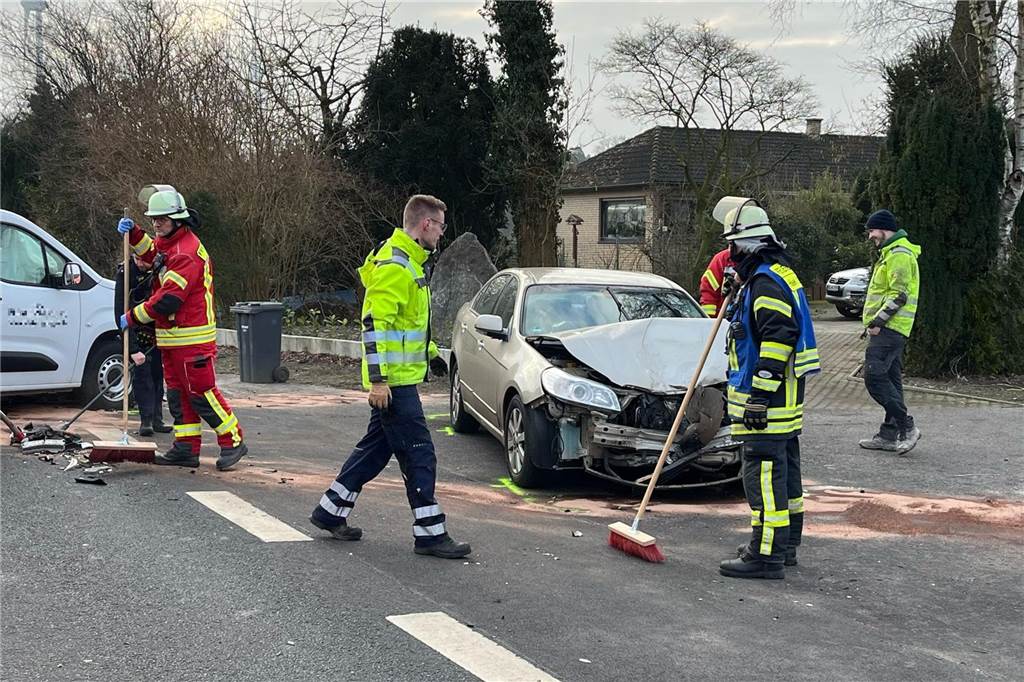 Nach Überhol-Crash in Heek: Polizei gibt Tipps zur Risikominimierung Eine Unfallstelle in Heek auf einer Landstraße