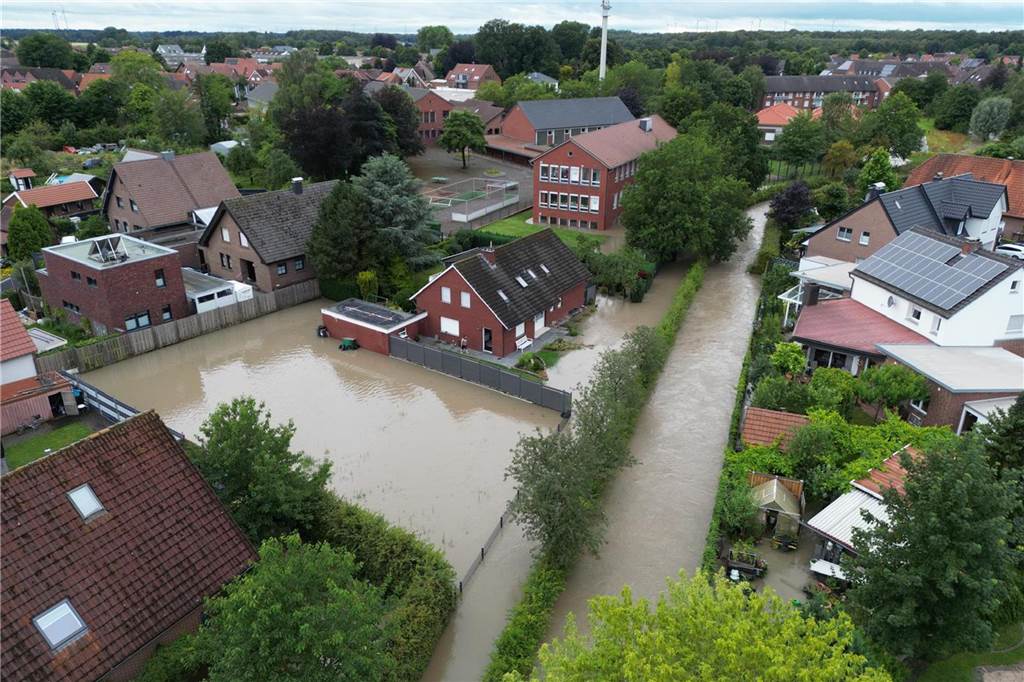 Hochwasser hält Feuerwehr in Atem: Unterstützung aus dem Kreisgebiet vor Ort Das überschwemmte Legden aus der Vogelperspektive