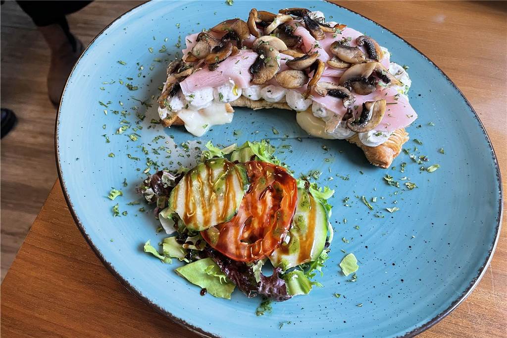 Das „450 Degrees“ im Café-Check: Restaurant bietet auch Frühstück an Auf einem Tisch im Restaurant "450 Degrees" in Dortmund-Mengede steht ein Teller mit einem belegten Croissant.