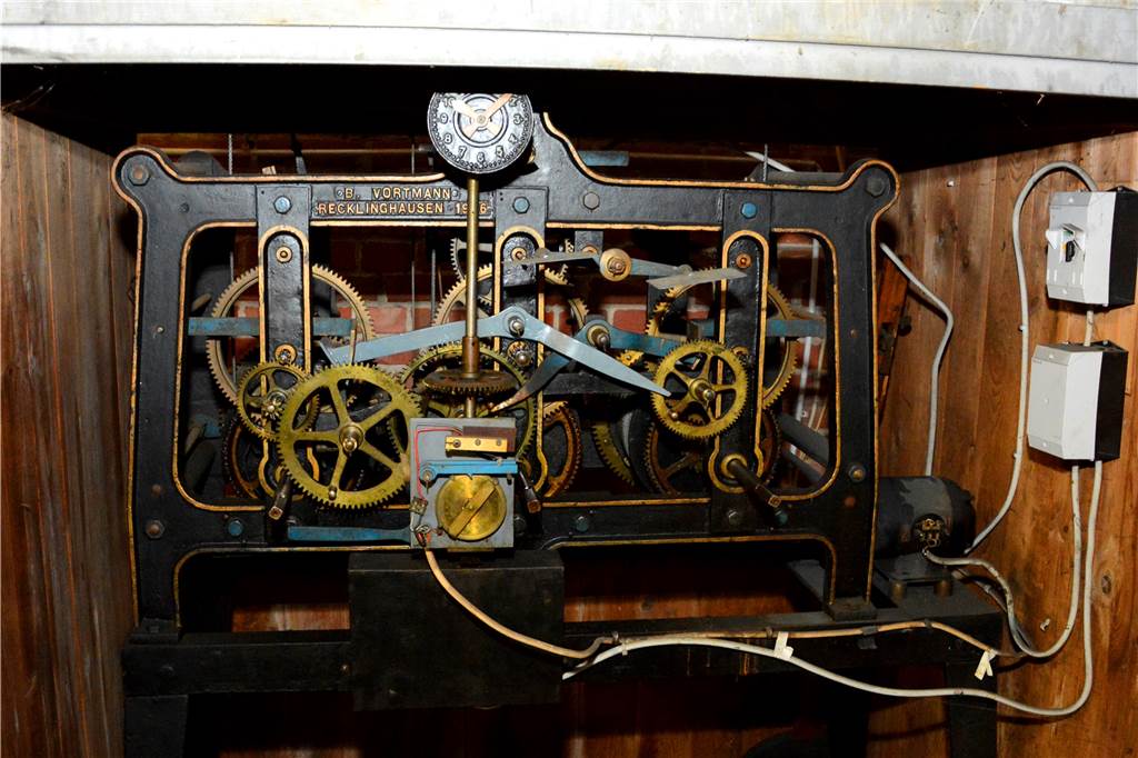 Das Uhrwerk der St.-Vituskirche aus dem Jahr 1936. Wegen der alten Technik sind komplizierte Programmierungen nicht möglich. Zu Hochfesten muss das Geläut per Hand eingeschaltet werden.