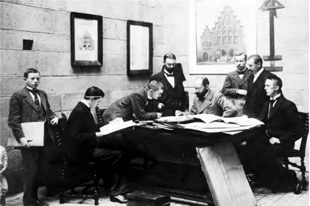 Kreuz-Grundschule: Berühmter Stadtbaurat lieferte die Pläne für Prachtbau Das um 1900 entstandene Bild zeigt Stadtbaurat Friedrich Kullrich (4.v.r.) im Kreis seiner Mitarbeiter.