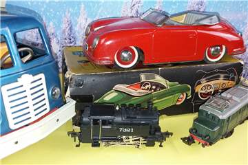 Das umfangreiche Programm auf rund 250 Metern Tischlänge umfasst neues und nostalgisches Spielzeug, Modelleisenbahnen und Zubehör, Modellautos und vieles mehr.
