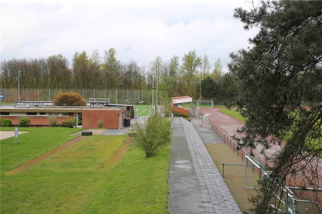 Neubau einer Dreifachturnhalle auf unbestimmte Zeit verschoben Das Umkleidehaus an der Bezirkssportanlage in Kirchhellen
