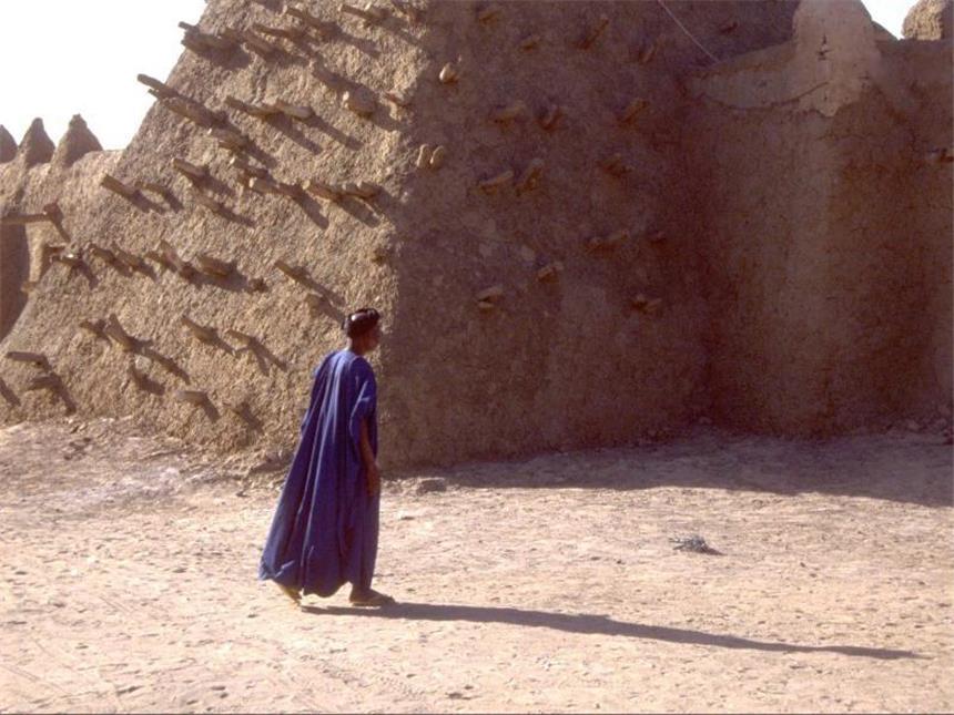 Das undatierte UN-Foto zeigt das Minarett einer Moschee in Timbuktu, die aus Lehm gebaut wurde. Foto: UN/Evan Schneider
