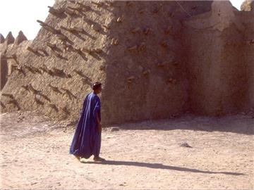 Das undatierte UN-Foto zeigt das Minarett einer Moschee in Timbuktu, die aus Lehm gebaut wurde. Foto: UN/Evan Schneider