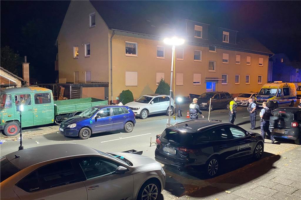 Fußgänger in Nette angefahren: Autofahrer war wohl alkoholisiert Das Unfallaufnahmeteam bei der Arbeit: Die Straße war stundenlang gesperrt.