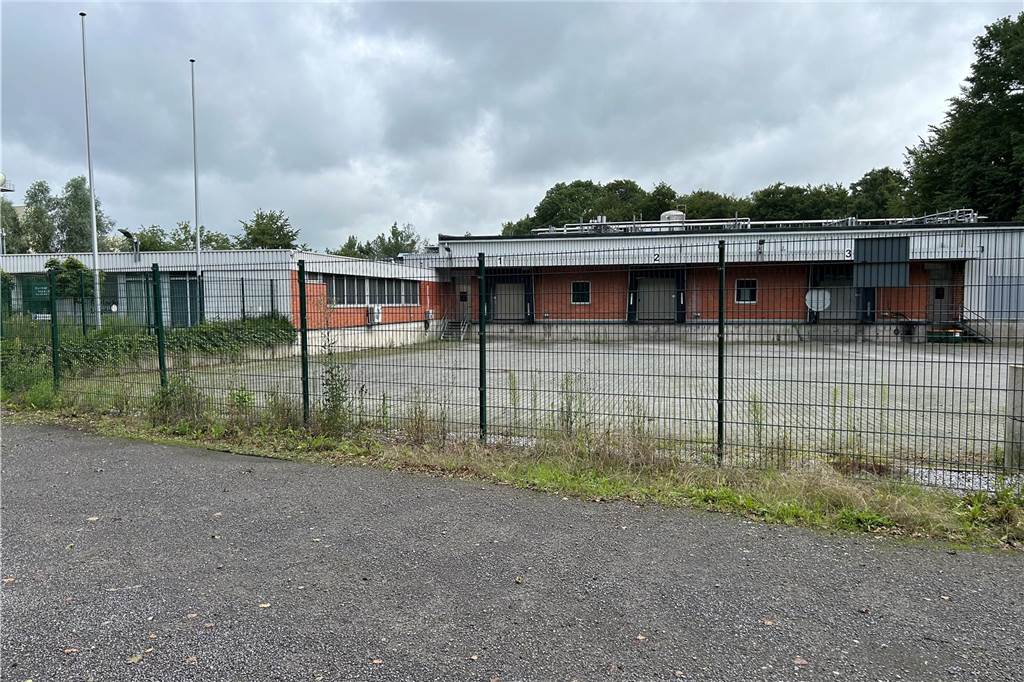 Schlachthof : Tönnies-Betrieb weiterhin „vorübergehend“ geschlossen Der verwaiste Schlachthof-Betrieb in Legden.