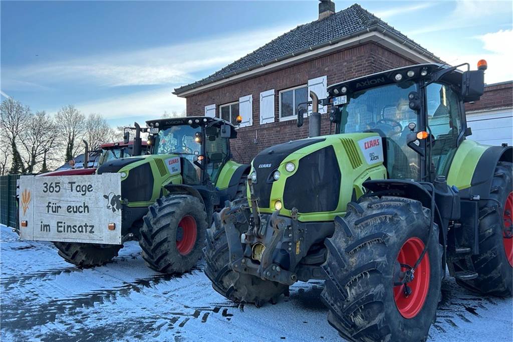 Das Unternehmen Gartenservice Huhn aus Schermbeck stellte gerne das Grundstück für die Schlepper zur Verfügung und kann die Bauernproteste gut verstehen.