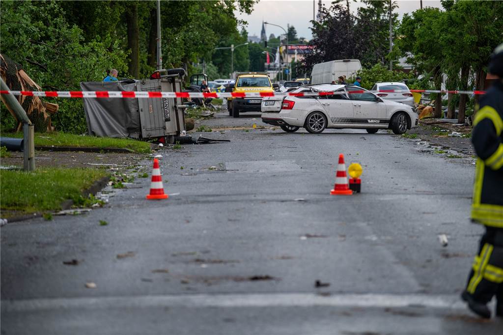 Unwetter in NRW: Mehrere Tornados richten schwere Schäden an – Liveblog Das Unwetter hat auch in Paderborn große Schäden angerichtet.