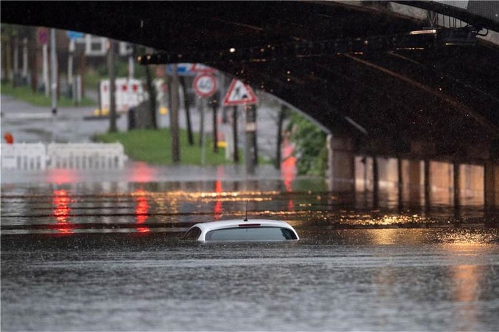 Unwetter in NRW: Chaos und Verwüstung in Hagen - Feuerwehrmann stirbt im Einsatz - Liveblog Das Unwetter machte vielen Autofahrern zu schaffen.