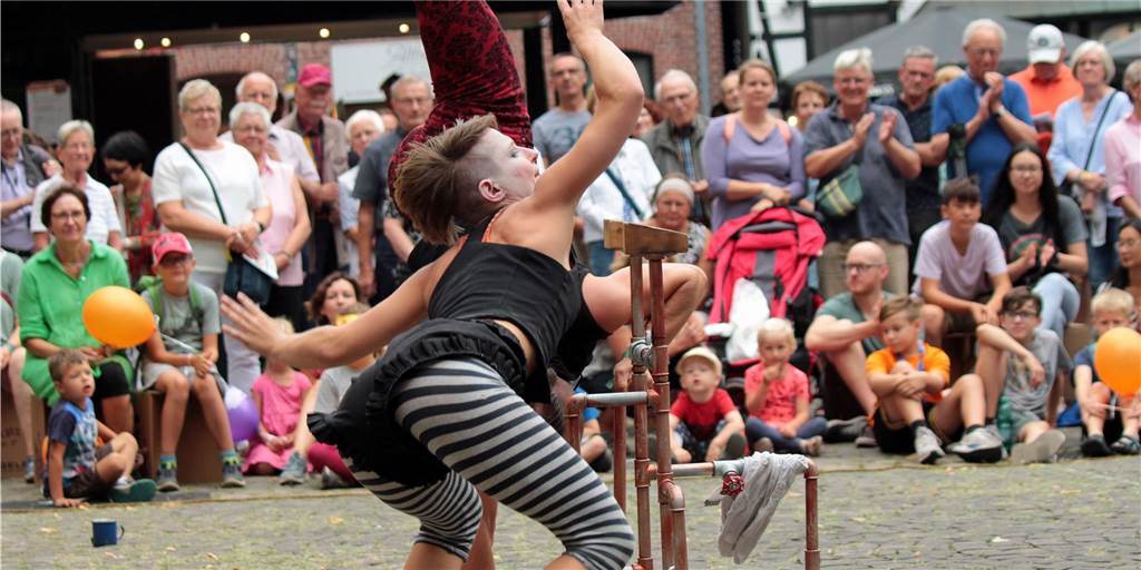 Straßenfestival in Werne: Zuschauer freuen sich - „Leben endlich wieder genießen“ Das Künstlerduo "Upside Down Orchestra" beeindruckt die Zuschauer mit Akrobatik und Tanz.
