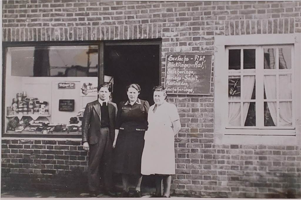 Nach 100 Jahren: Familie van de Maat gibt Obst- und Gemüsehandel auf Das ursprüngliche Geschäft in der Markstraße um das Jahr 1950: Im Fokus steht damals noch frischer Fisch – wie auf der Tafel zu lesen ist. (v.l.: Hans van de Maat, Anna van de Maat und Tante Gertrud "Trautchen" Born)