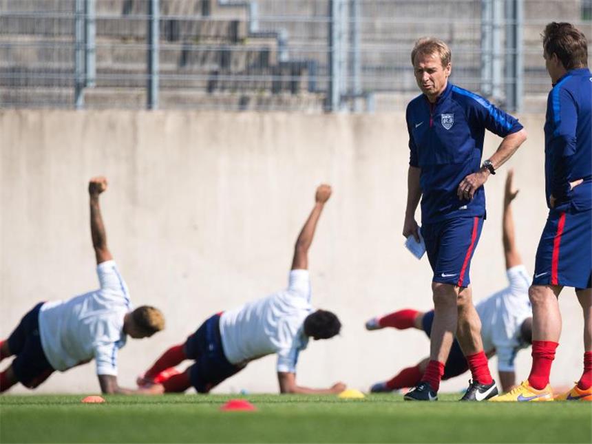 Dritter Vergleich mit Klinsmanns US-Team seit 2013 Das US-Team mit Trainer Jürgen Klinsmann ist zum dritten Mal innerhalb von zwei Jahren Gegner der DFB-Elf. Foto: Marius Becker