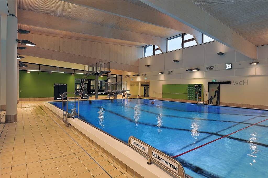 Wasser in Schwimmbädern wird kälter - Lüner Lippe Bad ist ein Sonderfall Das Vario-Becken des Lippe Bades hat zwei Sprunganlagen.