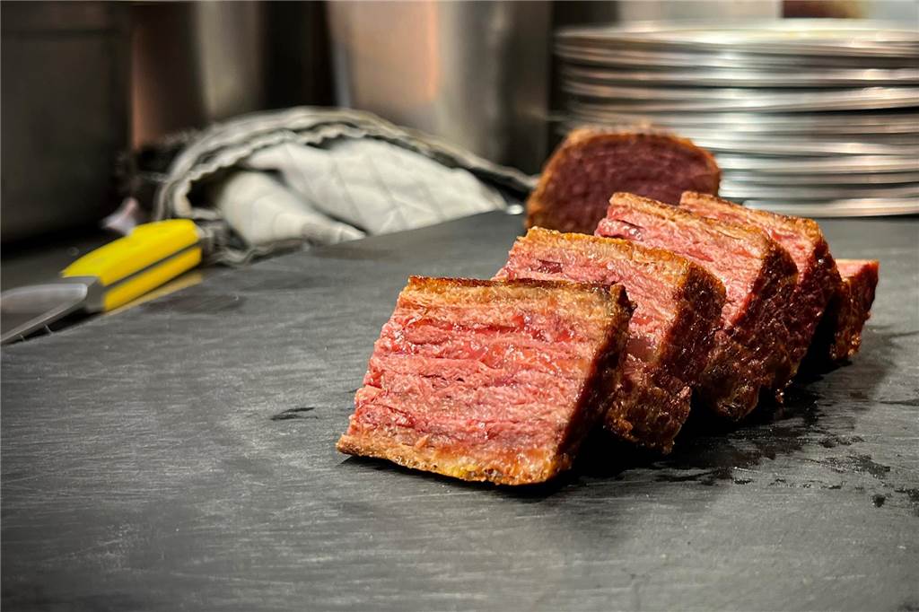 „The Ash“ bietet veganes Steak aus dem 3D-Drucker an Das vegane Steak nach dem Aufschneiden in der Küche des "The Ash"
