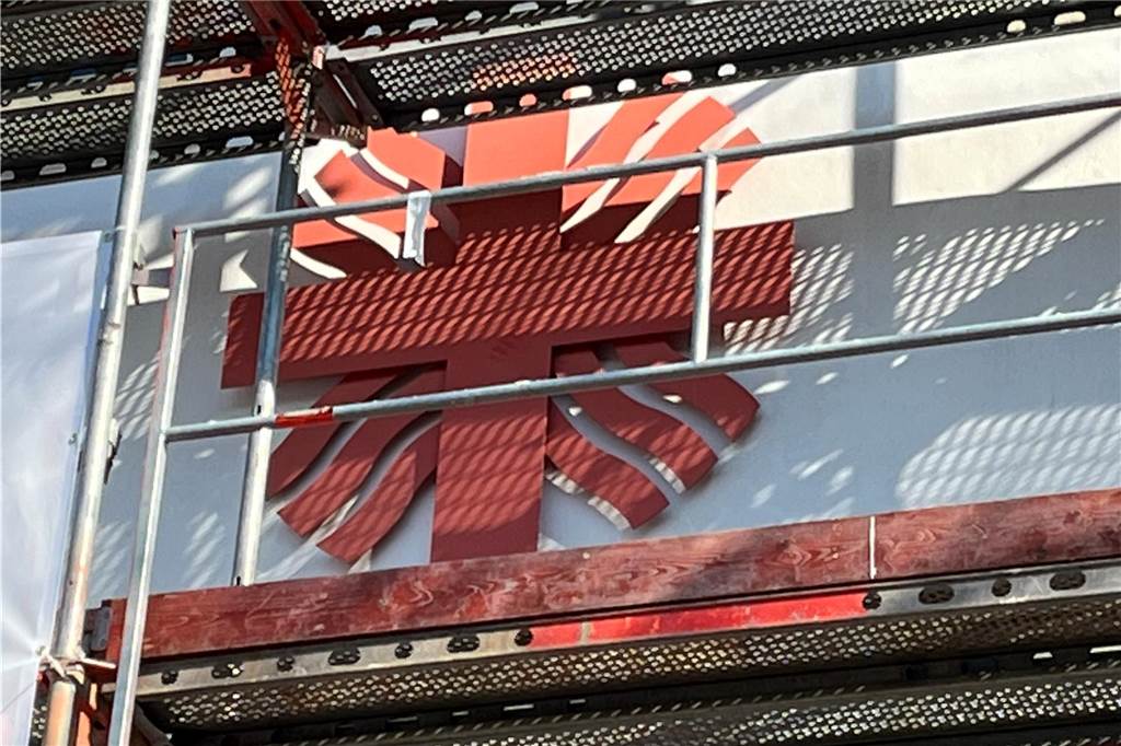 Caritas-Gebäude am Westgraben bekommt eine Photovoltaik-Anlage Das verblichene Flammenkreuz soll neu lackiert werden.