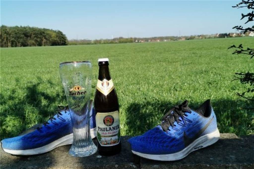 Gemeinsamer Grillabend und 30-Liter-Bier: Der Verlierer gibt einen aus Das verdiente Bier nach dem Training bleibt auch in der fußballfreien Zeit erhalten.