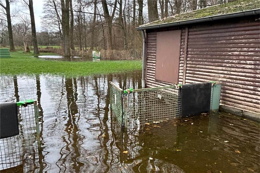 Hochwasser-Folgen in Alstedde: „Viel Arbeit kommt auf uns zu“ Eine Grünfläche mit einem kleinen Haus, das von Hochwasser betroffen ist.