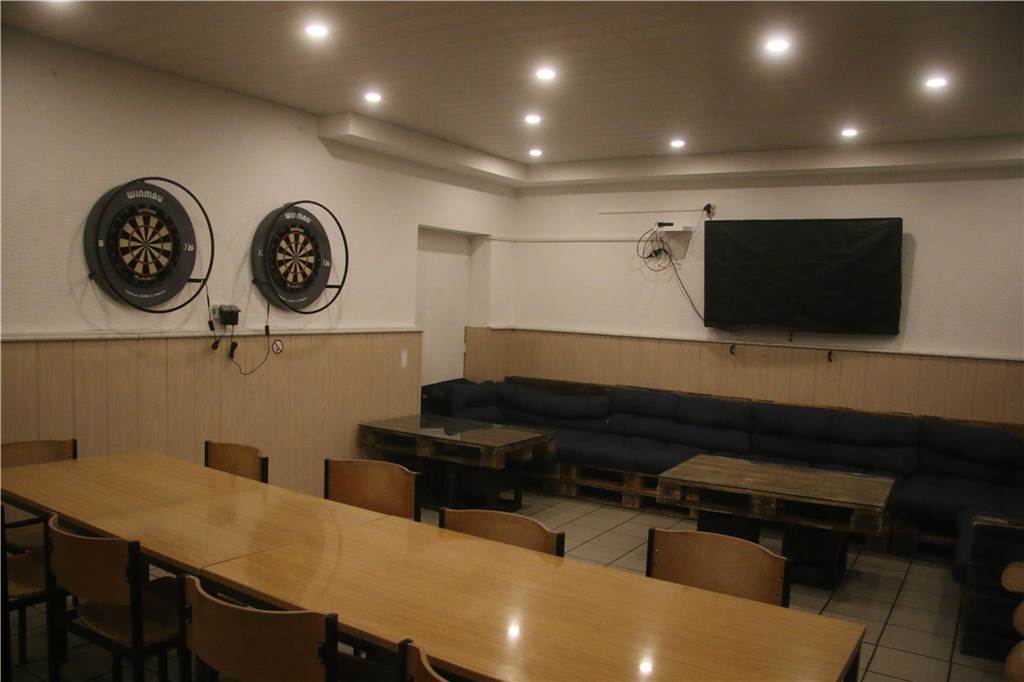 Das Vereinsheim des BV Lünen ist dagegen in einem Top-Zustand - dank des tatkräftigen Einsatzes der Vereinsmitglieder, die in Eigenregie Dartboards sowie die Couchgarnitur installierten.