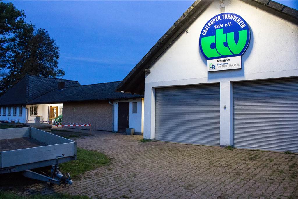 NRW-Regierung überweist eine Viertelmillion Euro an einen Castrop-Rauxeler Verein Das Vereinsheim des Castroper TV auf der Wartburginsel stammt aus den 1950er Jahren. Fenster und Türen sind seitdem nie erneuert worden. Mit Fördergeldern aus dem Landesprogramm „Moderne Sportstätten 2022" soll sich das nun ändern.