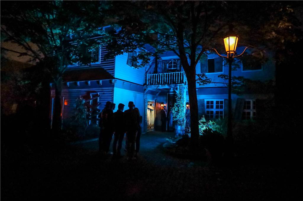 Drei Neuheiten bietet das Halloween Horror Festival 2022 im Movie Park Das verfluchte „Hell House“ befindet sich auf dem Studiogelände. Besucher gelangen mit einem Bus dorthin.
