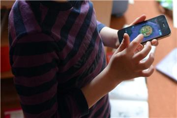 Das Verhalten der Kinder sagt über eine Spiele-App mehr aus als die Altersfreigabe. Foto: Jens Kalaene/dpa-Zentralbild