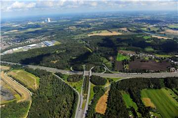Das Verkehrsgutachten zur Ortsumgehung Waltrop über die geplante B 474n weist eine Mehrbelastung für Castrop Rauxel aus. 30.000 Fahrzeuge sollen täglich über die Verlängerung der Sauerlandlinie A 45 rollen. Besonders betroffen ist Ickern-End (am linken Bildrand).
