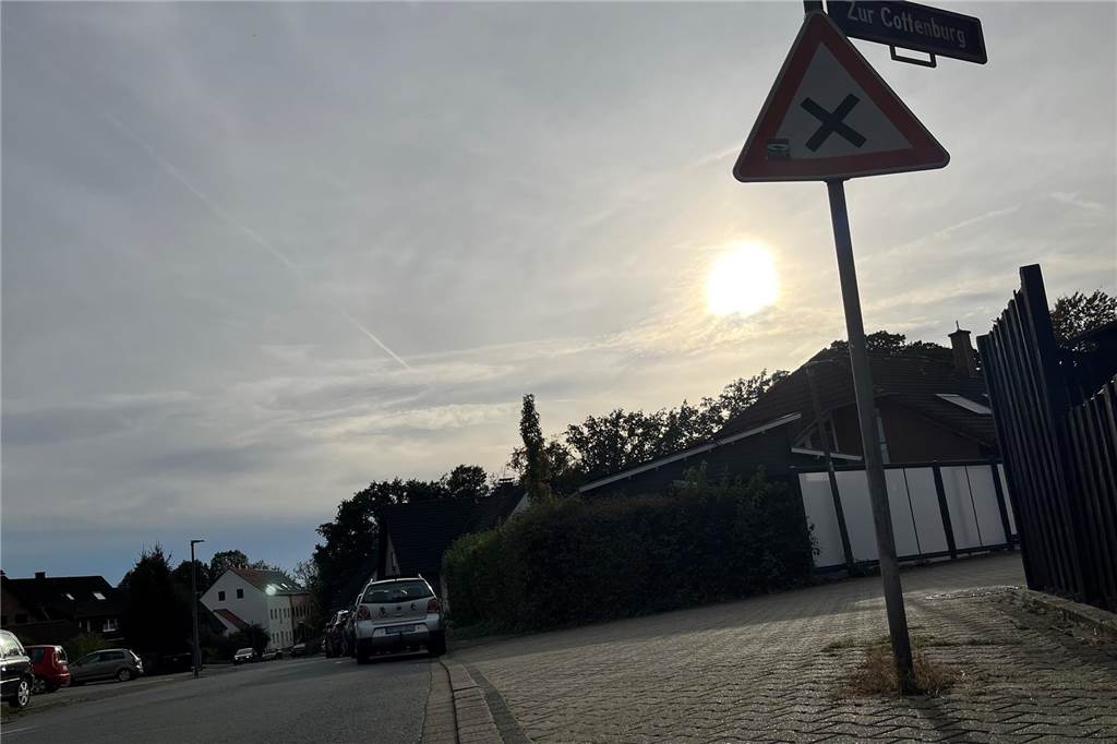 Sieben Orte: Fahrlehrer Matthias Müller weiß, wo Autofahrer Fehler machen Das Verkehrszeichen auf der Cottenburgstraße mahnt die Verkehrsteilnehmer auf der Cottenburgstraße zur Vorsicht. Allerdings haben sie hier Vorfahrt, weil der Bordstein abgesenkt ist.