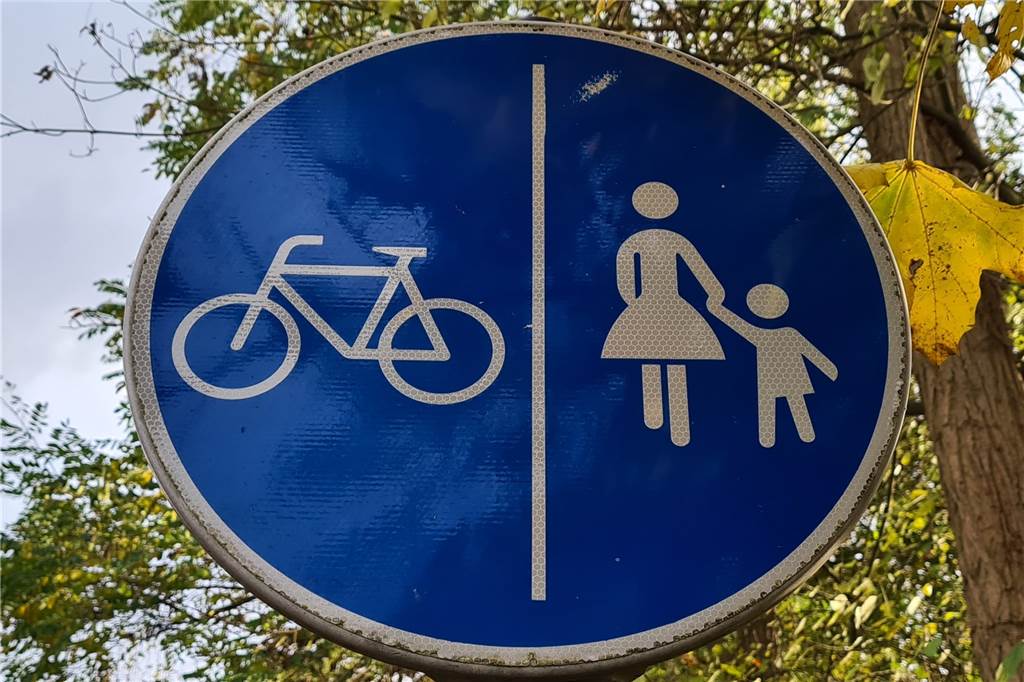Das Verkehrszeichen weist auf einen gemeinsamen Geh- und Radweg hin. Es zeigt, welche Wegseite von welchem Verkehrsteilnehmer genutzt werden muss.
