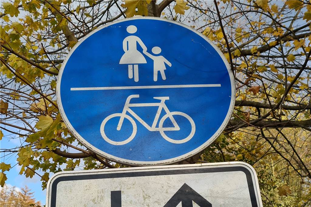 Das Verkehrszeichen weist darauf hin, dass der Weg von Fußgängern und Radfahrern gemeinsam zu nutzen ist.