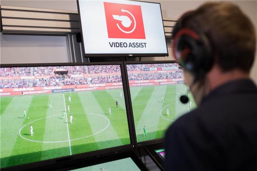Rummenigge greift Hoffenheim an - Empörung über Videobeweis Das vermeintliche Foulspiel gegen Franck Ribery wurde vom Videoassistenten nicht überprüft. Foto: Rolf Vennenbernd