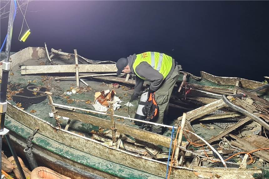 Versunkenes Fahrgastschiff Moornixe schwer beschädigt – Schiff hat eine bewegte Geschichte Das versunkene und wieder aufgetauchte Fahrgastschiff «Moornixe» in Mülheim an der Ruhr ist am frühen Sonntagmorgen erfolgreich aus dem Wasser gehoben worden.