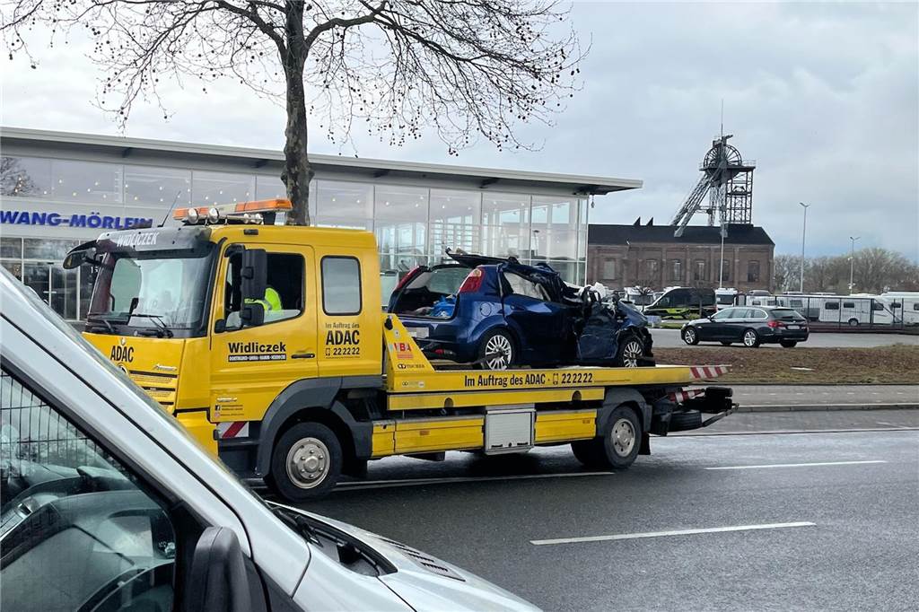 Das verunfallte Auto war nicht mehr fahrtüchtig und wurde nach der Unfallaufnahme der Polizei abgeschleppt.
