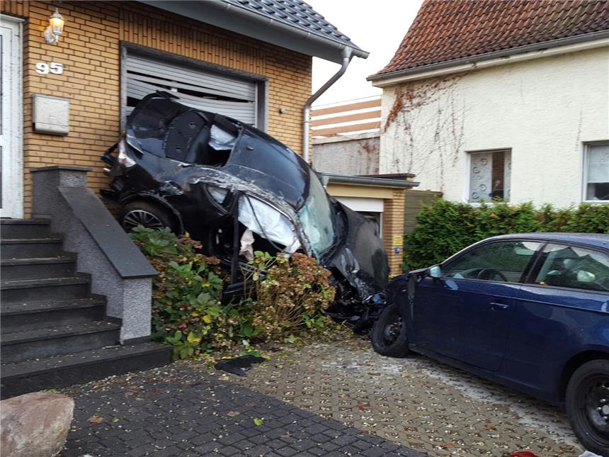 Das verunglückte Auto blieb fast senkrecht an der Hauswand stehen.