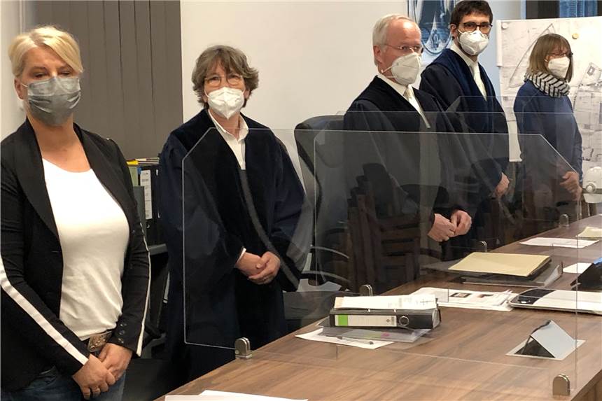 Urteil: Anlieger durch Schmitz-Erweiterung nicht in Rechten verletzt Das Verwaltungsgericht war mit zwei Berufsrichtern und zwei ehrenamtlichen Richtern in die Verhandlung gegangen. Nun ist das Urteil bekannt gegeben worden: Die Klage gegen die Bauvorbescheide zur Erweiterung des Unternehmens Schmitz Cargobull wurde abgewiesen.