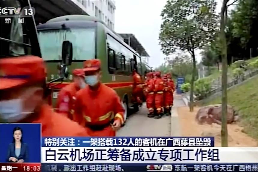 Flugzeug stürzt mit 132 Menschen in Südchina ab – über den Grund wird spekuliert Das Videostandbild des chinesischen Fernsehsenders CCTV zeigt Rettungskräfte, die auf dem Weg zur Absturzstelle eines Flugzeugs im Kreis Tengxian in der südchinesischen autonomen Region Guangxi Zhuang sind.