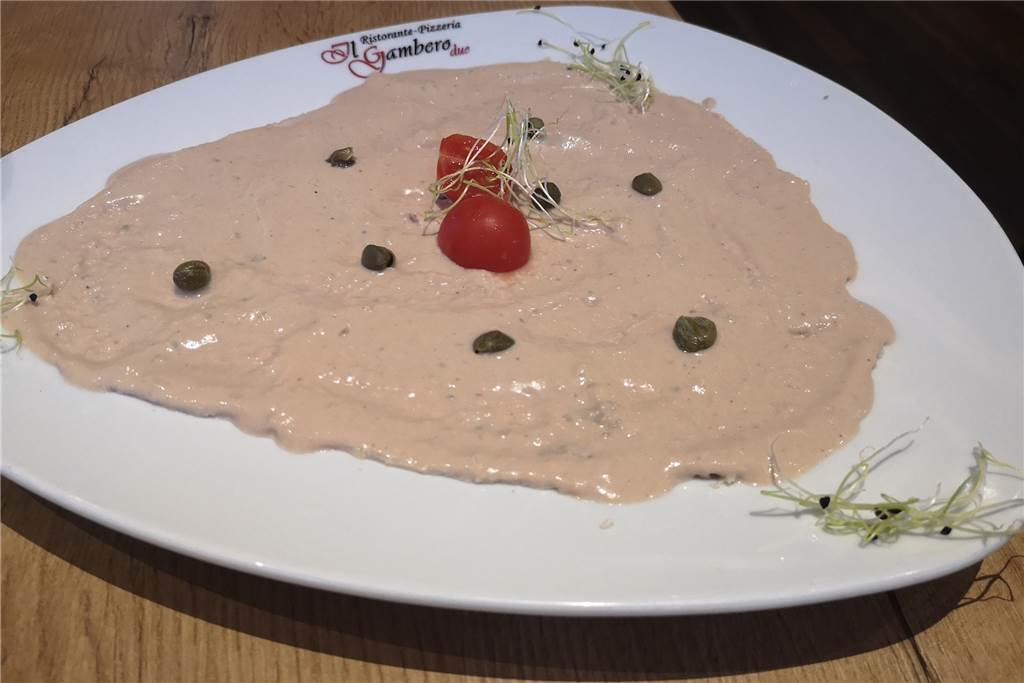 Das Il Gambero Due bietet Preise im höheren Bereich und den Blick auf eine Traumkulisse Das Vitello tonnato: hauchdünn geschnittene Kalbfleischscheiben mit Thunfischsoße und Kapern.