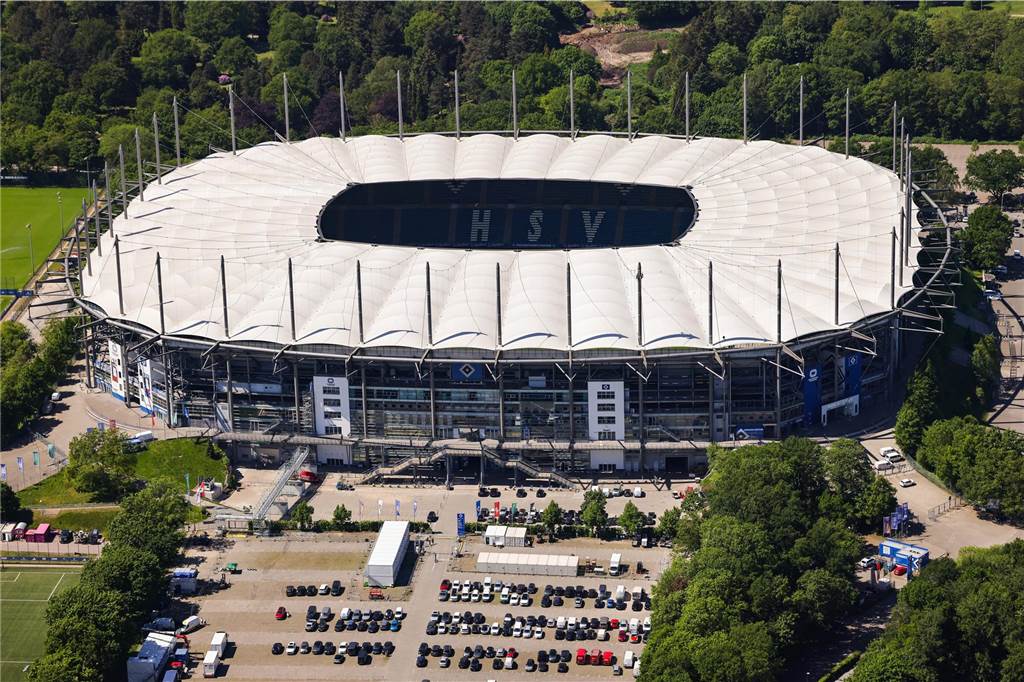 Spielorte der EM 2024: In diesen zehn Stadien wird gespielt Blick auf das Volksparkstadion in Hamburg, in dem fünf Spiele der EM 2024 ausgetragen werden.