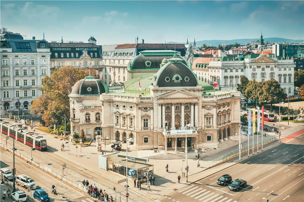 Kay Voges wird Intendant eines großen renommierten Theaters im Ausland Das Volkstheater in Wien.